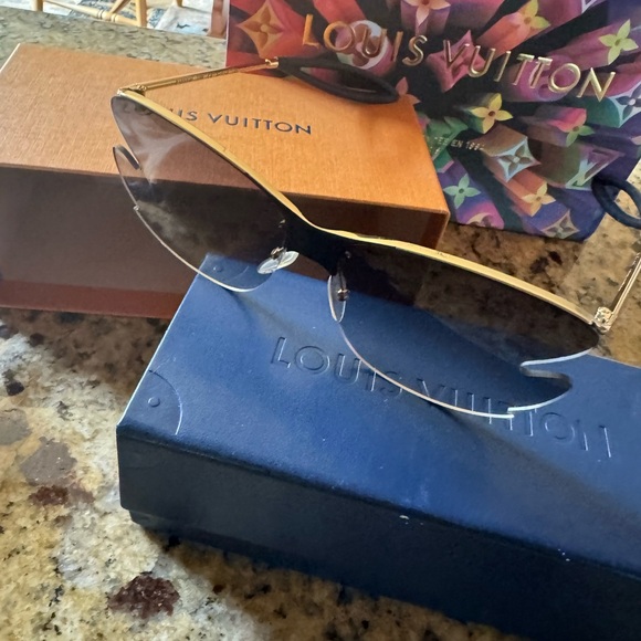 Louis Vuitton sunglasses - absolute perfect condition - Picture 2 of 4